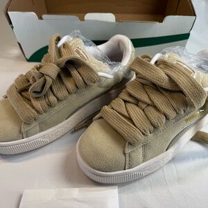 PUMA  XL Jr Sneakers in Putty Warm and White size 4.5 New in Box